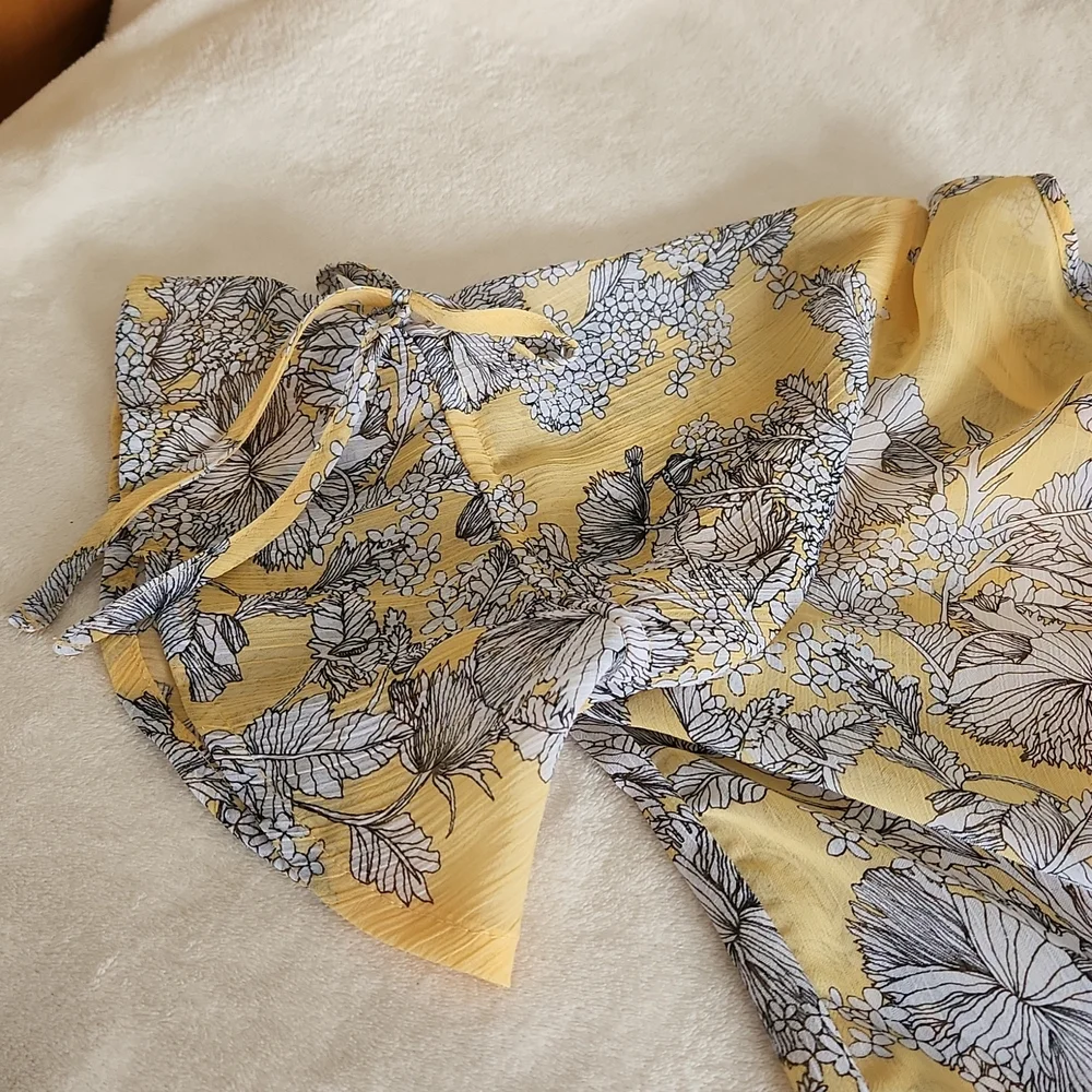 Liz Claborne Medium Yellow and Gray Floral Blouse with a Shell Lining - Picture 9 of 9